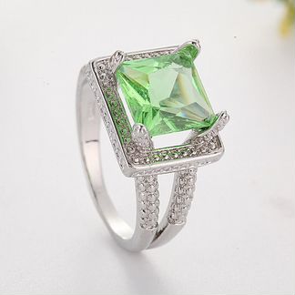 Кольцо с салатовым цирконом