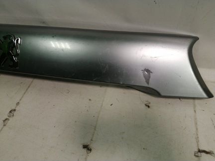 Накладка крышки багажника задняя верхняя Peugeot