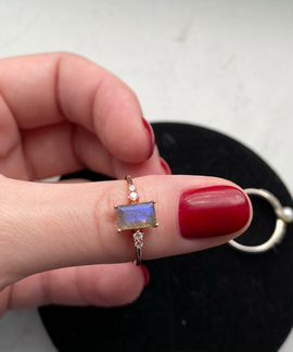 Золотое кольцо с лабрадоритом Moon Magic